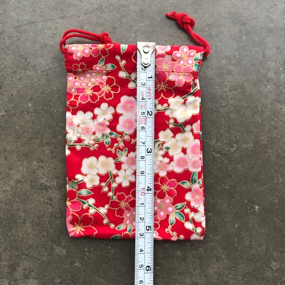 Hand Mirror & Pouch - Picture 4 of 11